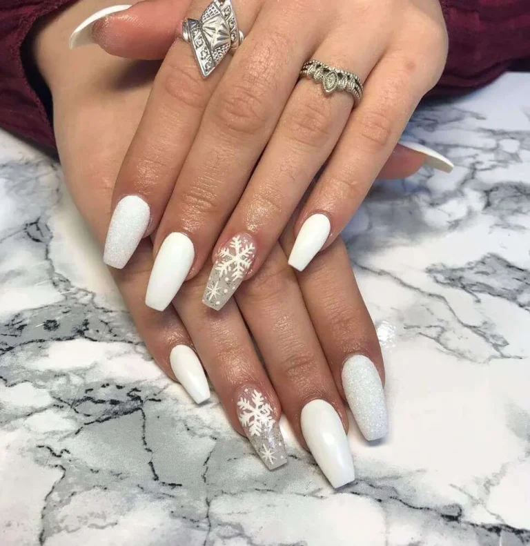 21Elegant Christmas Nail Designs White and Silver to Shine During the Holidays
